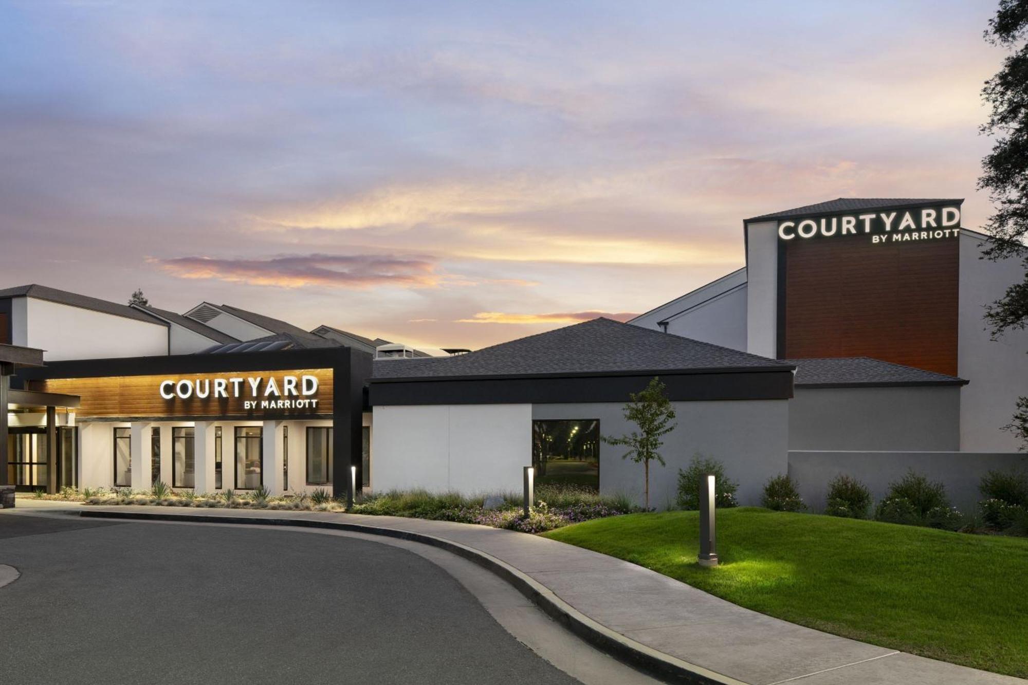 Courtyard By Marriott Bakersfield Hotel Exterior foto